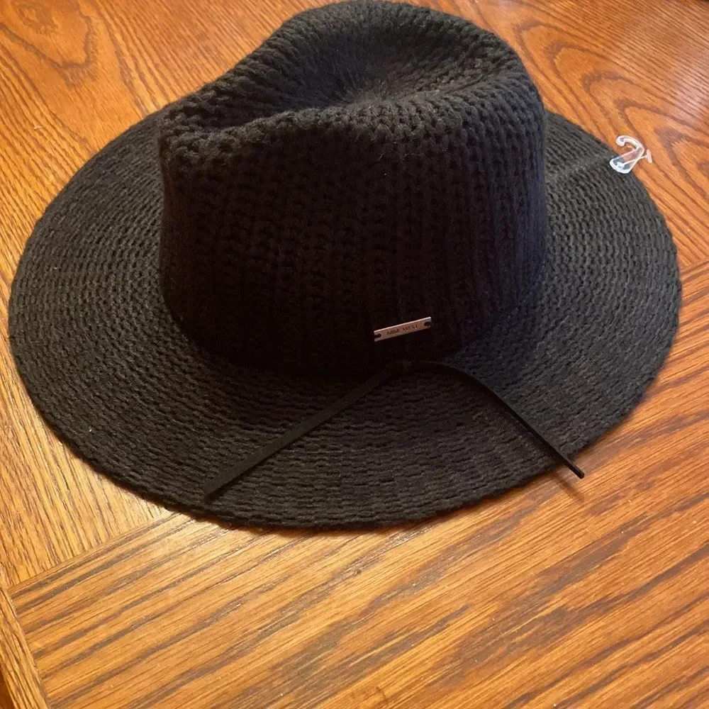 NWT Nine West black hat with adjustable fit band